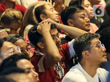 Ekspresi suporter timnas Indonesia U-23 saat nonton bareng laga Garuda Muda melawan Uzbekistan pada semifinal Piala Asia U-23 Qatar 2024, Stadion Utama Gelora Bung Karno, Jakarta, Senin (29/4/2024). (Liputan6.com/Herman Zakharia)