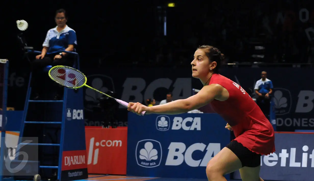 Carolina Marin berusaha mengembalikan bola saat laga melawan Hera Desi (Indonesia) di BCA Indonesia Open 2016 di Istora Senayan Jakarta, Selasa (31/5). Carolina Marin menang dua set langsung 21-18, 21-11. (Liputan6.com/Helmi Fithriansyah)