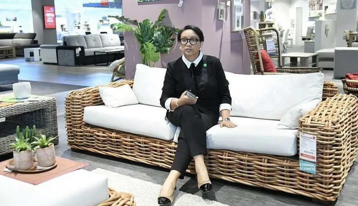 Retno Marsudi, Menteri Luar Negeri Indonesia selalu tampil kasual namun tetap rapi disetiap kegiataannya. Misalnya saja ia mengenakan pakaian didominasi warna hitam, dari atasan hitam dipadu inner kemeja putih dan pants hitam. Dok. retno_marsudi