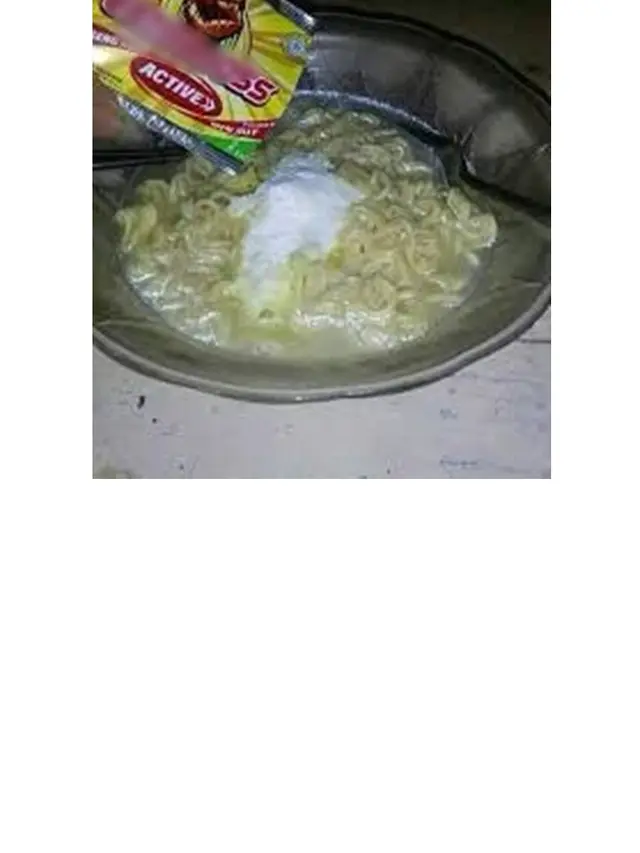 7 Cara Nyeleneh Makan Mi Instan Kuah ala Netizen Ini Bikin Geleng Kepala