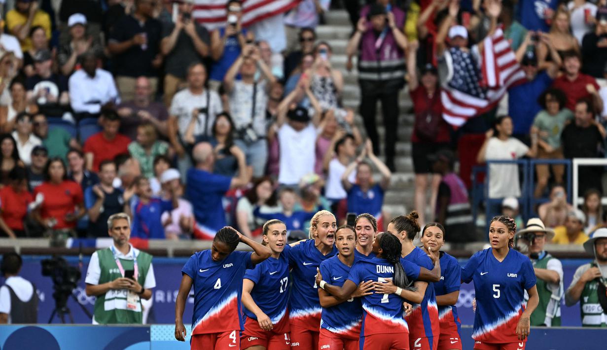 Pemain Amerika Serikat merayakan gol yang dicetak oleh Mallory Swanson ke gawang Brasil pada laga final Olimpiade Paris 2024 yang berlangsung di Parc des Princes, Paris Prancis, Sabtu (10/08/2024) waktu setempat. (AFP/Patricia De Melo Moreira)
