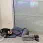 Seorang calon penumpang tertidur di lantai Bandara Internasional Ataturk, Istanbul, Rabu (19/4). Tahun 2015, bandara di kota terpadat Negara Turki itu merupakan bandara tersibuk ke 11 di dunia dengan 61,8 juta penumpang. (Liputan6.com/Immanuel Antonius)