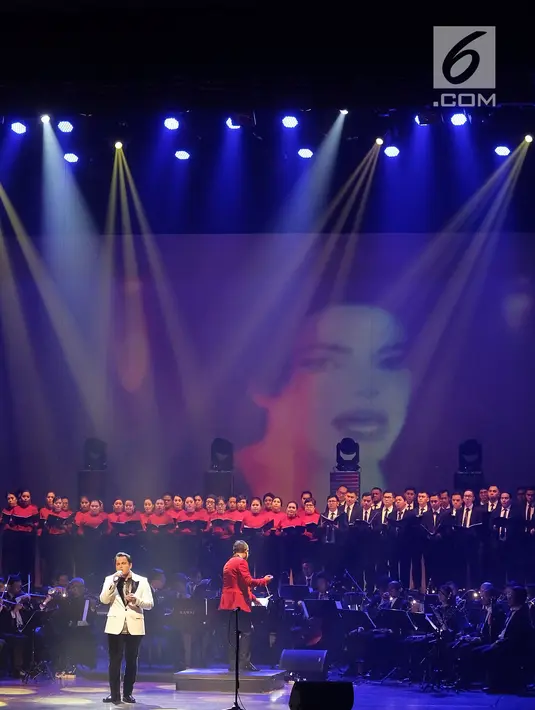 Penyanyi Farman Purnama tampil saat Konser Beat It A Tribute to Michael Jackson di Jakarta, Sabtu (1/12). The Resonanz Music Studio bersama Bakti Budaya Djarum Foundation menyelenggarakan konser untuk mengenang Michael Jackson. (New Fimela/Bambang Eros)