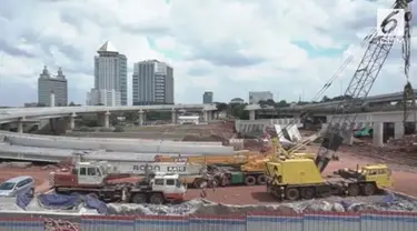 Girder proyek pembangunan jalan Tol Depok-Antasari, Jakarta Selatan roboh, diduga akibat tersenggol alat berat yang berada di lokasi kejadian.