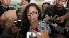 Pengacara dari Law Firm Fifi Lety Indra & Partners, Josefina Agatha Syukur memberi keterangan kepada awak media saat mendatangi PN Jakarta Utara, Senin (8/1). Josefina membenarkan gugatan cerai Ahok terhadap Veronica Tan. (Liputan6.com/Arya Manggala)