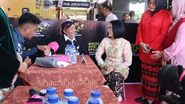 Nurul mengajak pendirian posko aduan di desa, penyediaan pojok konseling di sekolah, hingga pelatihan ‘Ayah Hebat dan Ibu Cerdas’ bagi keluarga di komunitas. (Liputan6.com/Arief Pramono)