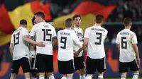 Para pemain Jerman merayakan gol yang dicetak oleh Leon Goretzka ke gawang Serbia  pada laga persahabatan di Stadion Volkswagen, Rabu, (20/3). Jerman ditahan imbang 1-1 oleh Serbia. (AFP/Chirstian Charisius)