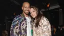 <p>Ashley Graham (kanan) dan Justin Ervin menghadiri koleksi siap pakai Isabel Marant Fall/Winter 2023-2024 yang dipresentasikan Paris, Prancis, 2 Maret 2023. Justin Ervin tampil stylish dengan celana cargo berwarna beige dan kaos putih, tambahan kardigan rajut warna-warni ke ansambelnya melengkapi penampilannya. (Vianney Le Caer/Invision/AP)</p>