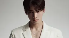 Gayanya pun selalu terlihat fotogenik. Semoga karir Cha Eun Woo makin sukses dan bersinar, ya! (FOTO: instagram.com/eunwo.o_c/)