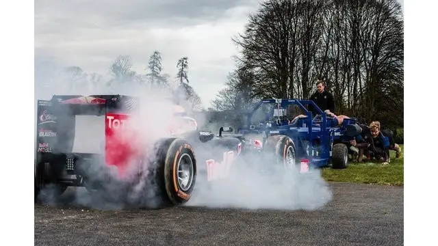 Video ini memperlihatkan adu kekuatan antara 8 atlet rugbi dengan mobil Formula 1 tipe RB8 yang dikemudikan oleh Daniel Ricciardo dari tim Red Bull Racing.