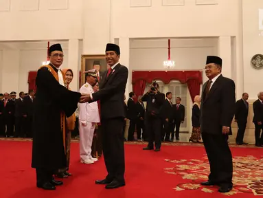 Presiden Joko Widodo bersalaman dengan Sunarto saat pelantikan Wakil Ketua Mahkamah Agung Bidang non Yudisial di Istana Negara, Jakarta (23/5). (Liputan6.com/Angga Yuniar)