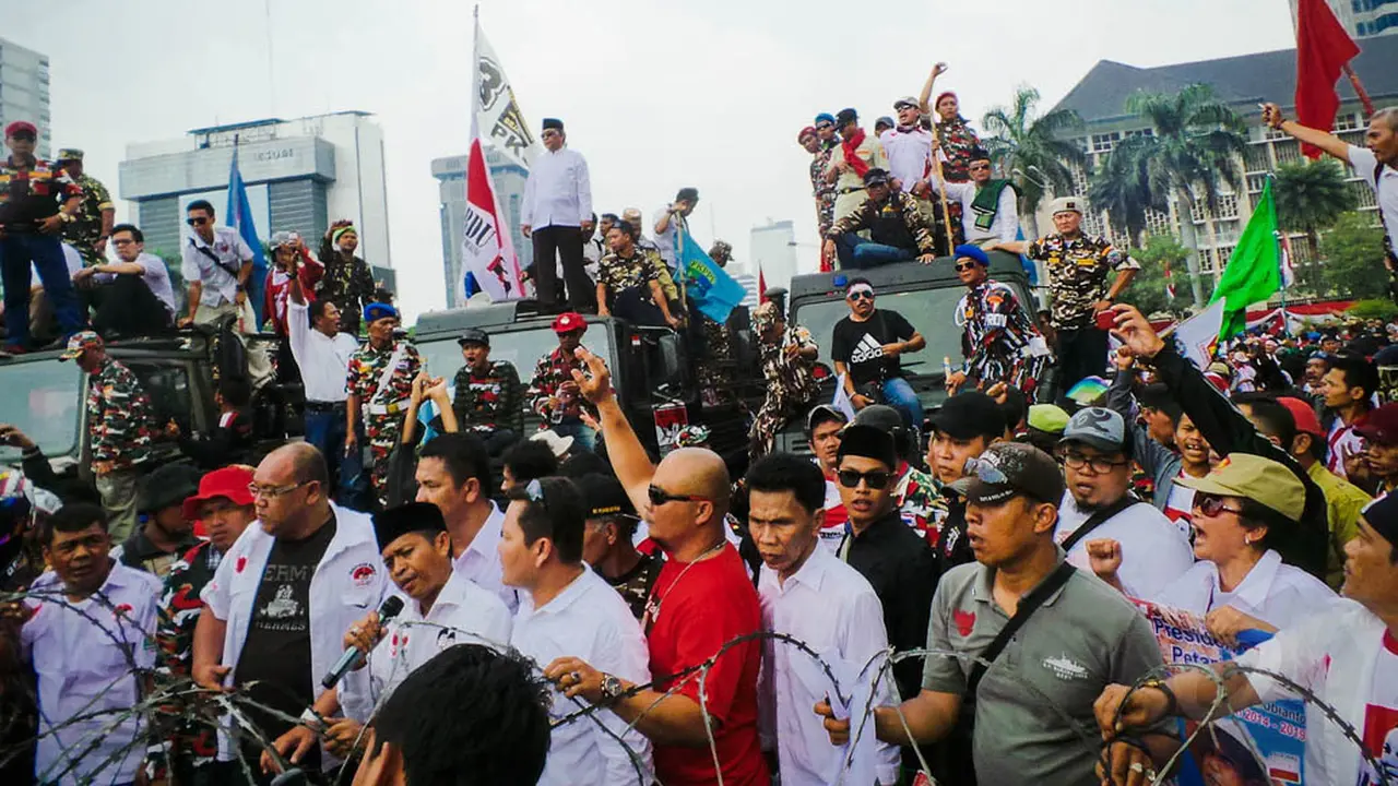 Aksi Anarkis Massa Prabowo Rusak Kawat Berduri