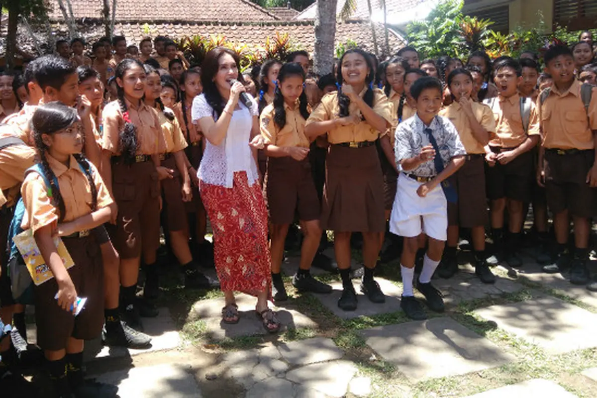 Rieke Diah Pitaloka Hibur Pengungsi Gunung Agung