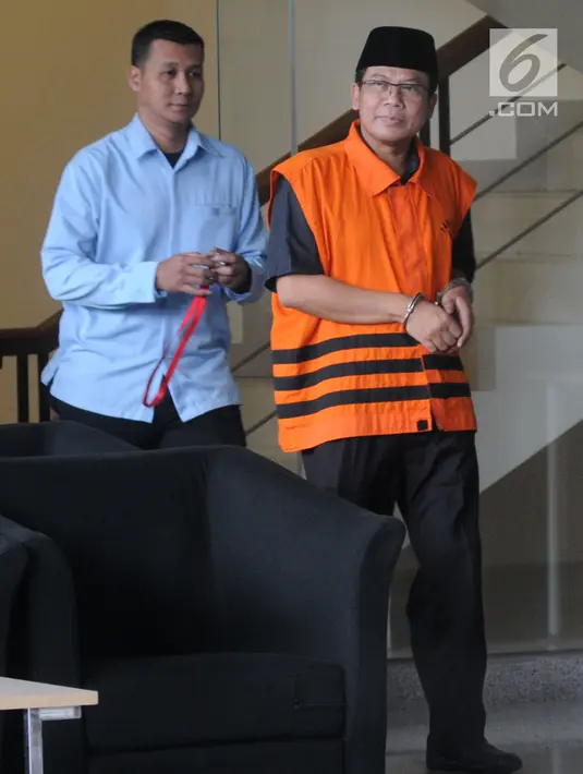 Mantan Wakil Ketua DPR Bidang Keuangan Taufik Kurniawan usai menjalani pemeriksaan lanjutan di Gedung KPK, Jakarta, Kamis (3/1). Taufik diperiksa untuk melengkapai berkas terkait kasus dugaan menerima suap Rp 3,6 miliar. (Merdeka.com/Dwi Narwoko)