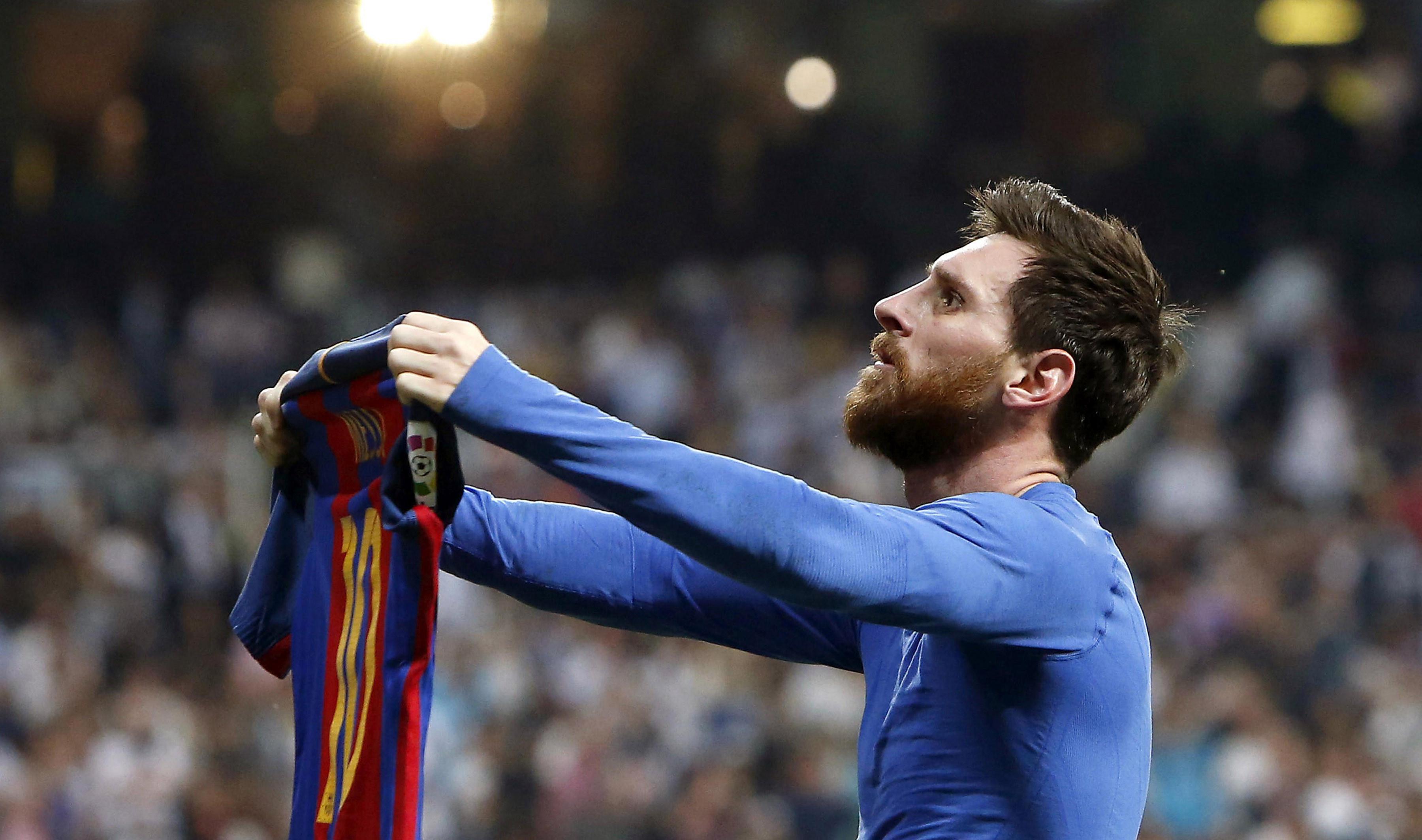 Gaya Lionel Messi merayakan gol dengan melepas jerseynya saat melawan Real Madrid pada duel El Clasico di Santiago Bernabeu stadium, Madrid, (23/4/2017). Barcelona menang 3-2. (EPA/Juan Carlos Hidalgo)