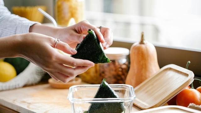 Bolas de arroz con mayonesa y atún