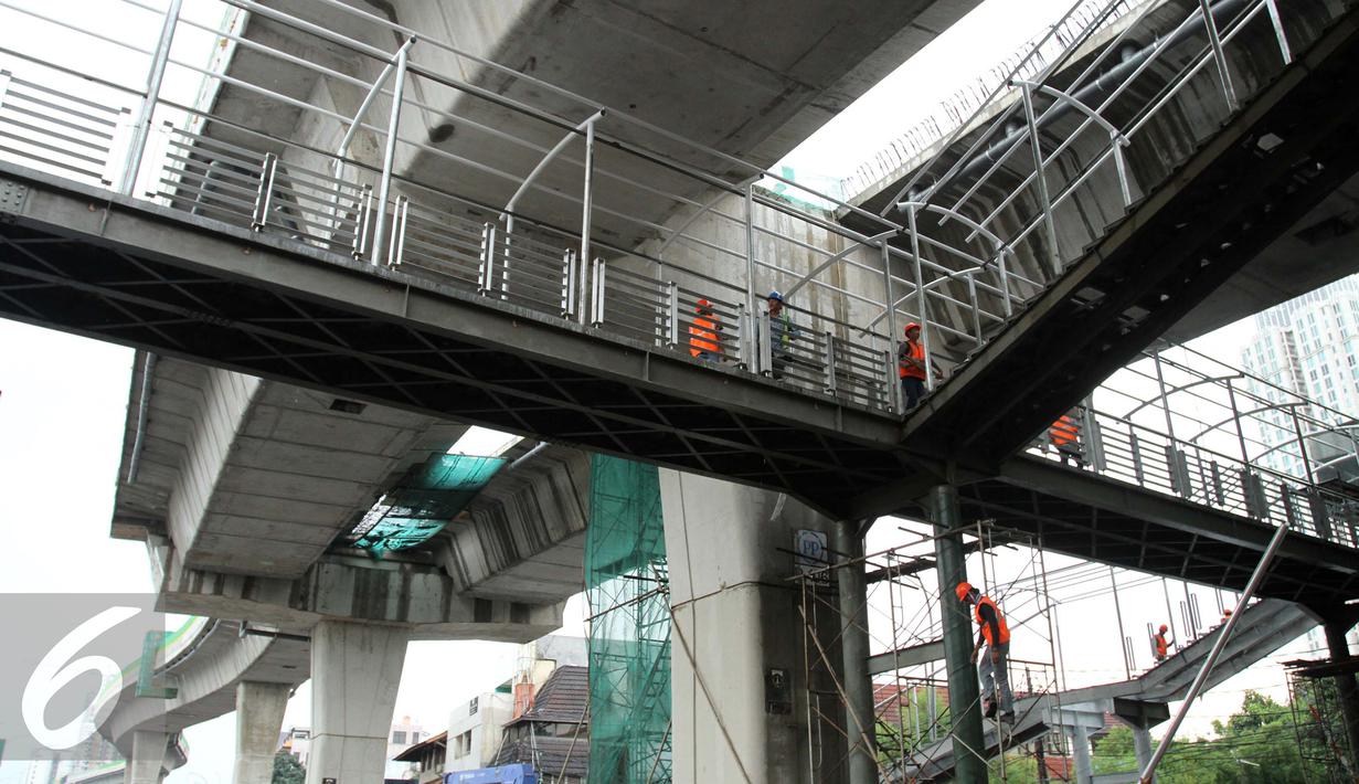 Pekerja menyelesaikan pembangunan jembatan penyeberangan orang jalan layang bus Transjakarta koridor XIII Ciledug-Tendean di kawasan Mayestik Jl. Kyai Maja, Jakarta Selatan, Rabu (2/11). (Liputan6.com/Gempur M. Surya)