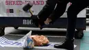 Seorang warga menghancurkan komponen komputer menggunakan palu dalam acara "Good Riddance Day" di Times Square, New York, Rabu (28/12). Orang-orang berkumpul untuk membuang benda-benda yang ingin mereka lupakan di tahun yang baru. (REUTERS/Darren Ornitz)