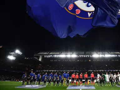 Para pemain Chelsea dan Qarabag bersiap bertanding pada Grup C Liga Champions di Stamford Bridge, London, Inggris (12/9). Chelsea menang telak atas Qarabag 6-0. (AFP Photo/Ben Stansall)
