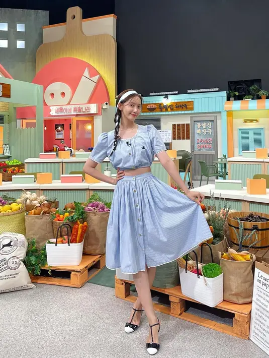 Penampilan wanita kelahiran 30 Mei 1990 ini saat mekakai busana baby blue terlihat begitu memesona. Dirinya juga memilih high heels berwarna hitam dan putih untuk menonjolkan penampilannya. (Liputan6.com/IG/@yoona__lim)