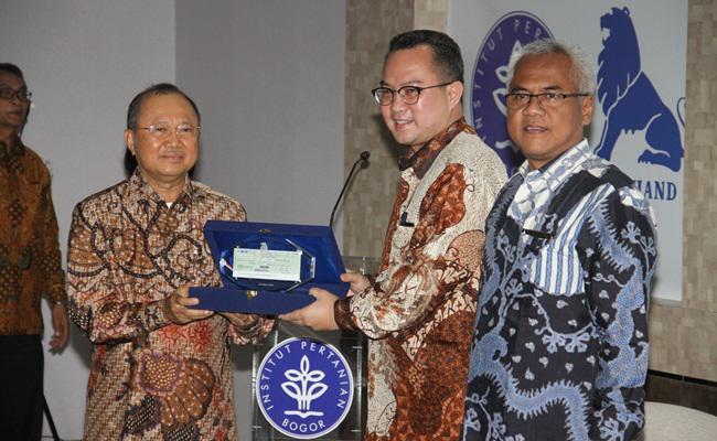 Pemberian dana pendidikan ke IPB/copyright 2018 Charoen Pokphand Indonesia