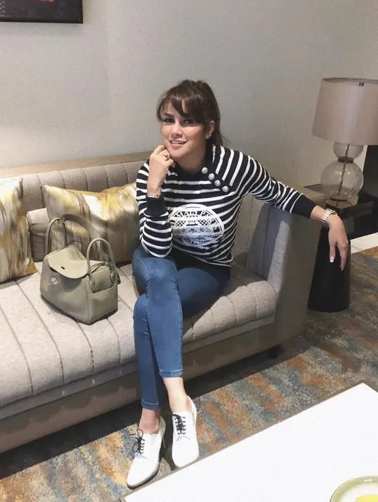 "Karena bagaimanapun kita maunya terlihat mulus terlihat wangi terlihat segar apalagi yang namanya dunia entertainment yang saya jalani ini kan ya ada lagi yang baru yang lebih muda ada lagi yang lebih cantik,” ujar Olla. (Instagram/ollaramlanaufar)