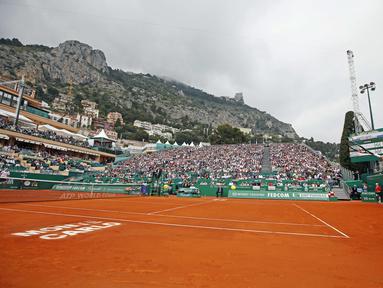 Rafael Nadal melepaskan pukulan keras kontra John Isner (REUTERS/Eric Gaillard)