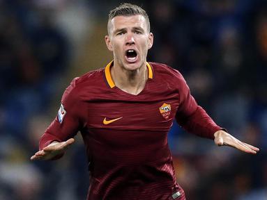 Striker AS Roma, Edin Dzeko, merayakan gol yang dicetaknya ke gawang Cagliari pada laga Serie A di Stadion Olimpico, Roma, Minggu (22/1/2017). Dzeko menjadi top scorer Serie A dengan 29 gol. (EPA/Angelo Carconi)