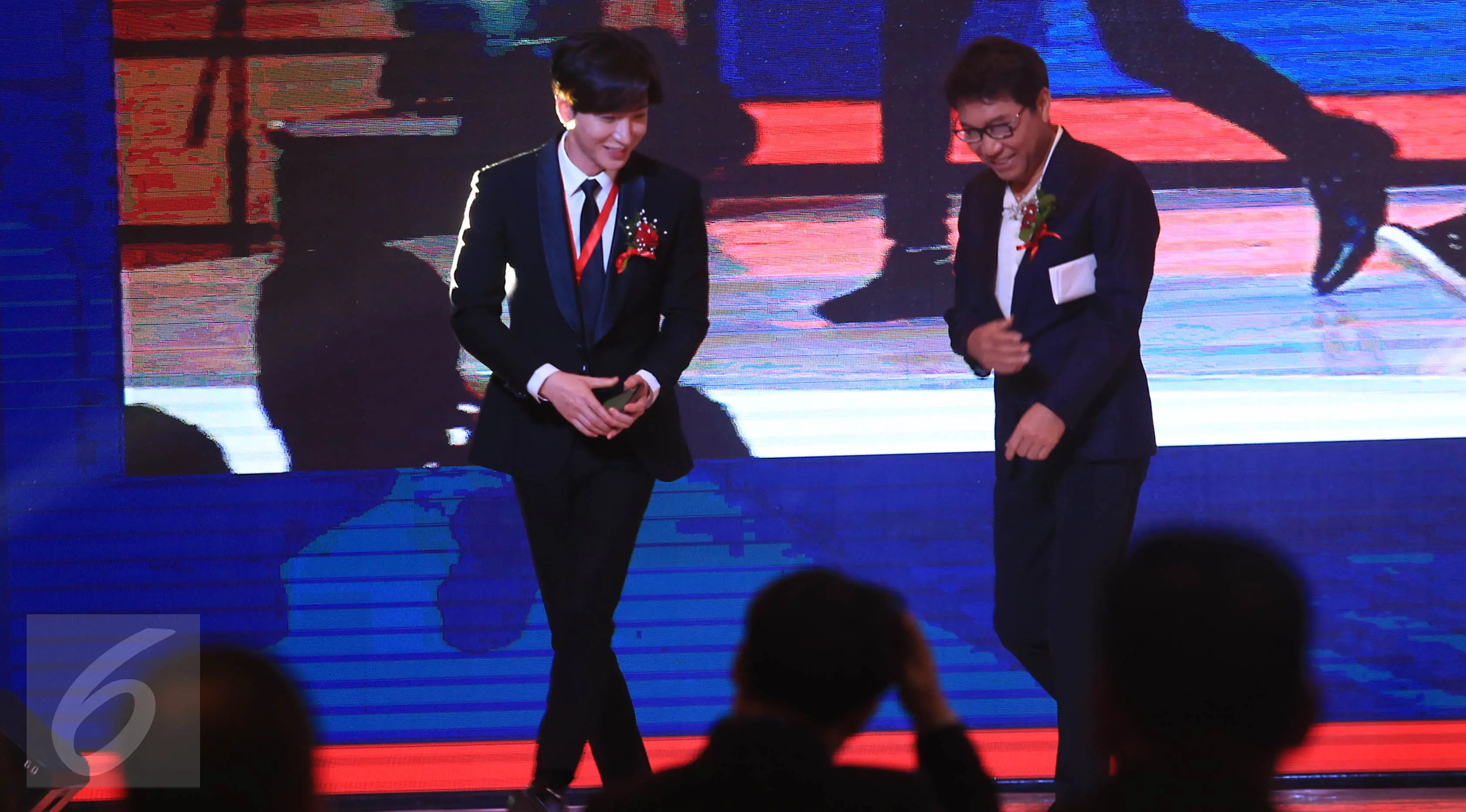 Leeteuk Super Junior didampingi CEO SM Entertainment, Lee Soo Man seusai jadi pembicara di acara Indonesia-Korea Business Summit 2017 di di Hotel Shangri-La, Jakarta, Selasa (14/3). (Liputan6.com/Herman Zakharia)