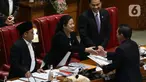 Ketua DPR Puan Maharani (kiri) menerima laporan pemerintah dari Menteri Perdagangan Agus Suparmanto tentang Perjanjian Perdagangan Bebas Indonesia-Australia saat Rapat Paripurna 10 Masa Persidangan II Tahun 2019-2020 di Kompleks Parlemen Senayan, Jakarta, Kamis (6/2/2020). (Liputan6.com/Johan Tallo)