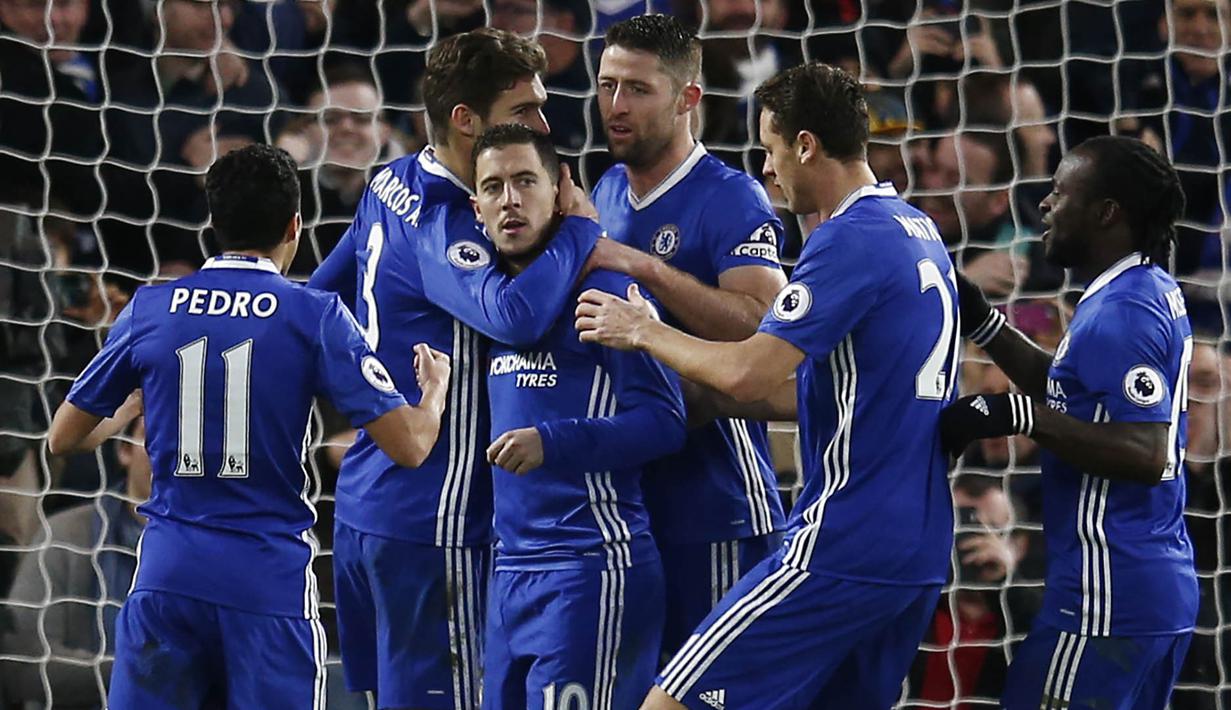 Para pemain Chelsea merayakan gol dari titik penalti yang dicetak Eden Hazard ke gawang Bournemouth. Selain sebuah gol dari Hazard, dua gol Chelsea lainnya disarangkan oleh striker mereka, Pedro. (Reuters/Peter Nicholls)