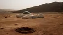 Suasana markas simulasi C-Space Project Mars yang berada di gurun Gobi, Jinchang, Provinsi Gansu, China (18/4). Kota Jinchang meningkatkan pariwisata dengan membuat para pengunjung merasa berada di planet Mars. (Reuters/Thomas Peter)