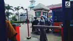 Sebuah rekaman menunjukkan seorang wanita berusaha melerai pertengkaran 2 orang pria. Sayang, kepalanya malah pintu parkir otomatais.