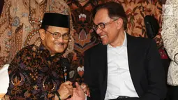 Presiden ke-3 RI Bacharuddin Jusuf Habibie berbincang dengan mantan Wakil PM Malaysia Anwar Ibrahim di kediamannya di Jakarta Selatan, Minggu (20/5). Dalam petemuan tertutup tersebut salah satunya membahas agenda reformasi. Liputan6.com/Angga Yuniar)