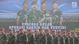 Prajurit TNI mengikuti upacara Gelar Operasi Penegakan Ketertiban dan Yustisi POM TNI 2019, di Lanud Halim Perdanakusuma, Jumat (8/2). Operasi ini upaya menekan dan mencegah pelanggaran yang dilakukan anggota TNI dan Polri. (Merdeka.com/Imam Buhori)
