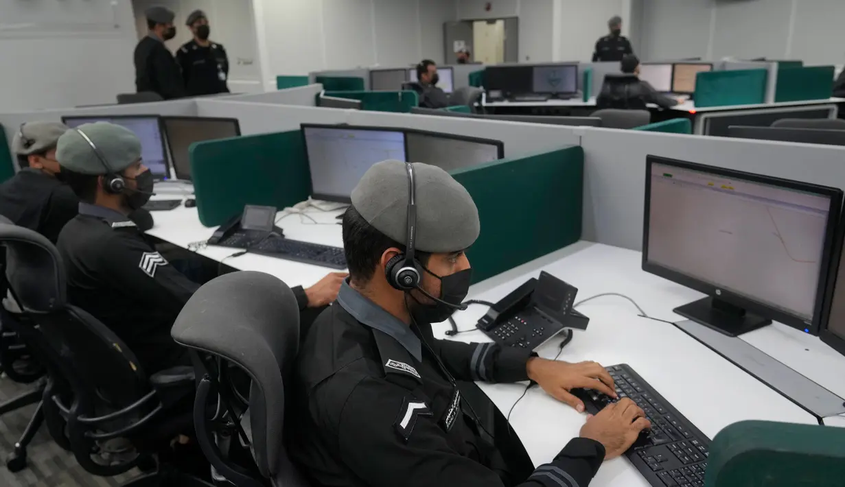 Polisi Arab Saudi memantau layar yang menampilkan kamera di Masjidil Haram dan situs-situs terdekat di Pusat Operasi Keamanan Nasional Arab Saudi menjelang ibadah haji di Mekkah, Arab Saudi, 4 Juli 2022. (AP Photo/Amr Nabil)