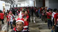 Suasana pendukung Tim Nasional Indonesia saat di stadion Pakansari, Bogor, Rabu (14/12). Walau hujan, pendukung tetap datang untuk menyaksikan Tim Nasional Indonesia bertanding melawan Thailan di Babak Final Piala AFF 2016. (Liputan6.com/Johan Tallo)