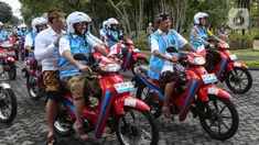 Gubernur Bali I Wayan Koster, Kapolda Bali Putu Jayan Danu Putra serta rombongan saat mengendarai sepeda motor listrik pada Parade Konversi Sepeda Motor BBM Ke Listrik di Nusa Dua, Bali, Kamis (1/9/2022). Parade motor listrik tersebut adalah rangkaian memperkuat pelaksanaan G20 dalam transisi energi berkelanjutan. (Liputan6.com/Johan Tallo)