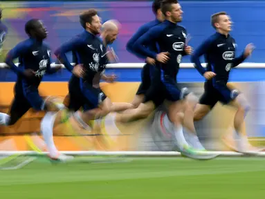 Aksi pemain Prancis saat sesi latihan di Clairefontaine, (4/7/2016), jelang laga semifinal Piala Eropa 2016 melawan Jerman. (AFP/Franck Fife)