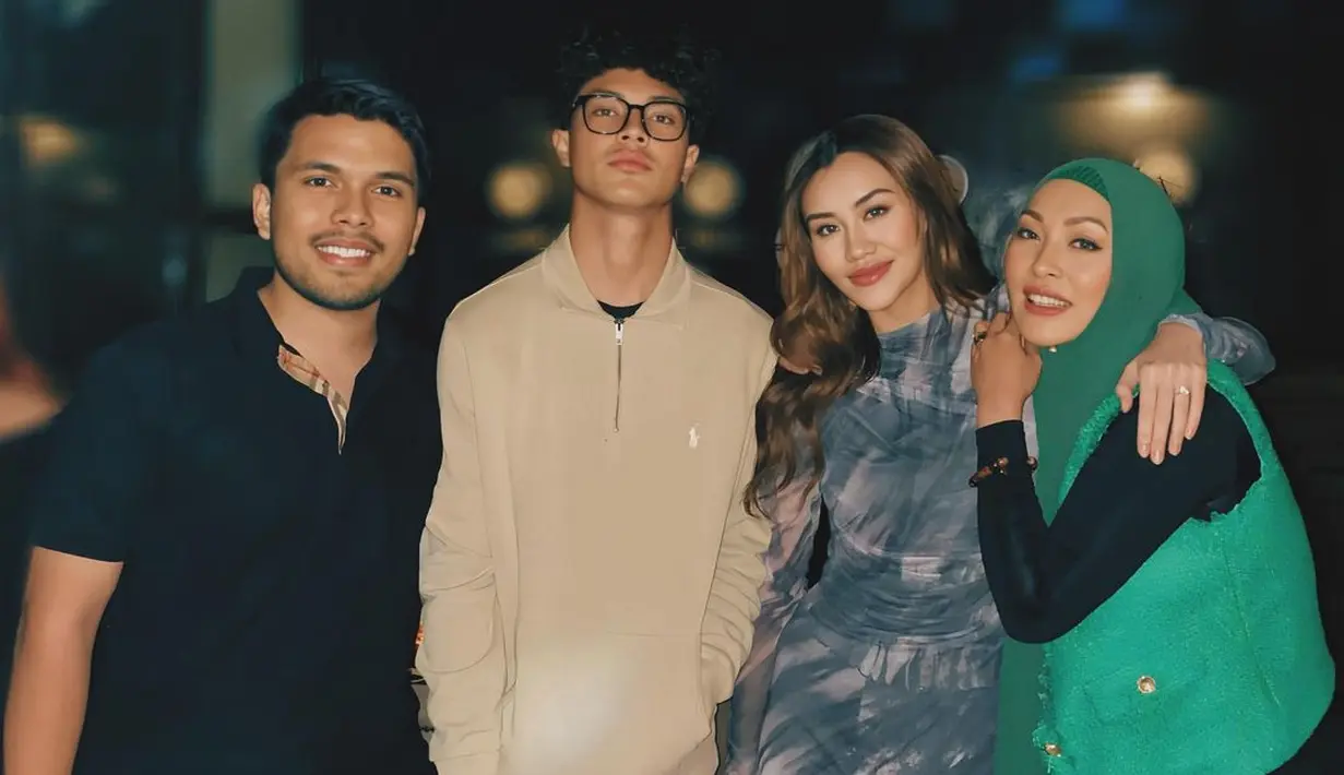 Tampak Aaliyah Massaid yang tampil elegan dengan dress monokromnya hadir bersama sang calon suami, Thariq Halilintar yang mengenakan atasan kaus dan celana panjang hitam.  [@angelinasondakh09].