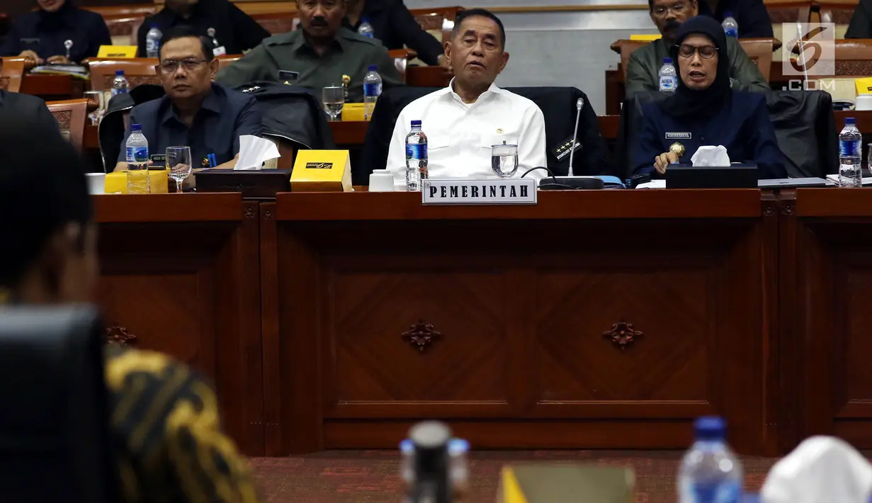 Menteri Pertahanan Ryamizard Ryacudu (tengah) mengikuti Rapat Kerja dengan Komisi I DPR di Kompleks Parlemen, Senayan, Jakarta, Kamis (22/8/2019). Rapat tersebut Menhan mewakili Pemerintah membahas Pengelolaan Sumber Daya Nasional (RUU PSDN). (Liputan6.com/Johan Tallo)