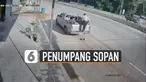 Entah apa yang ia pikirkan, ia melepas sandalnya ketika naik.