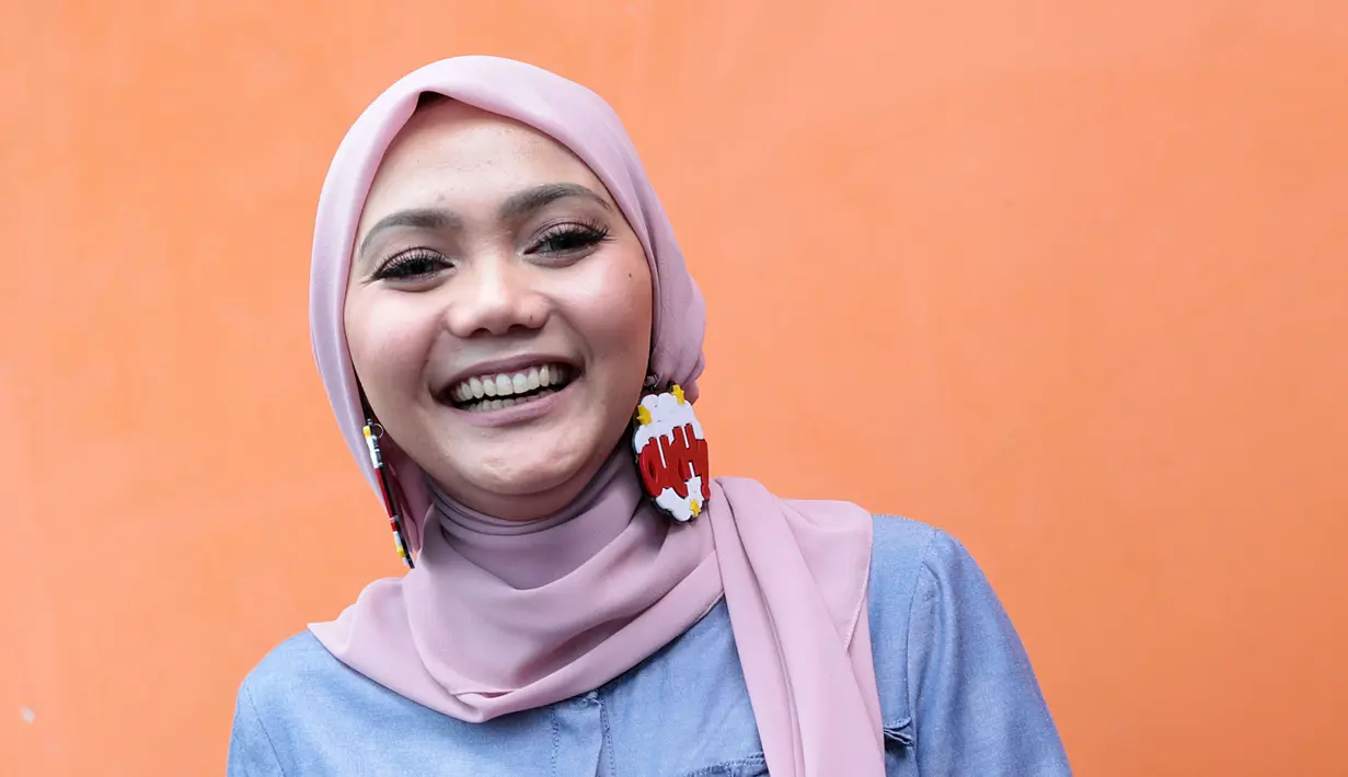 Rina sendiri tidak mau bicara  banyak, terkait kedekatannya dengan pria yang dikabarkan bernama Faraj Achmad. Lelaki yang dikabarkan seorang pengusaha itu juga beberapa kali terlihat mengunggah foto bersama Rina. (Deki Prayoga/Bintang.com)