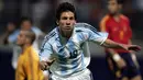 Selebrasi pemain Argentina, Lionel Messi setelah mencetak gol ke gawang Spanyol dalam laga perempatfinal Kejuaraan Dunia Remaja 2005 di Belanda (25/6/2005). Lionel Messi mampu membawa Argentina menjadi juara setelah menang 2-1 atas Nigeria di final. Setelah itu ia langsung dipromosikan ke tim utama Barcelona yang menjadi awal kesuksesannya di Eropa. (AFP/Aris Messinis)