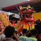 Parade tarian naga mewarnai perayaan Cap Go Meh dan Pesta Rakyat Bogor 2016, Senin (22/2/2016). Pesta Rakyat Bogor 2016 bersamaan dengan perayaan Cap Go Meh di Kota Bogor.  (Liputan6.com/Helmi Fithriansyah)