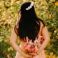 ilustrasi perempuan membawa bunga/Photo by Houcine Ncib on Unsplash