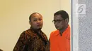 Bupati Tulungagung nonaktif Syahri Mulyo (kanan) bersiap menjalani pemeriksaan di Gedung KPK, Jakarta, Jumat (3/8). Syahri diperiksa sebagai tersangka. (Merdeka.com/Dwi Narwoko)