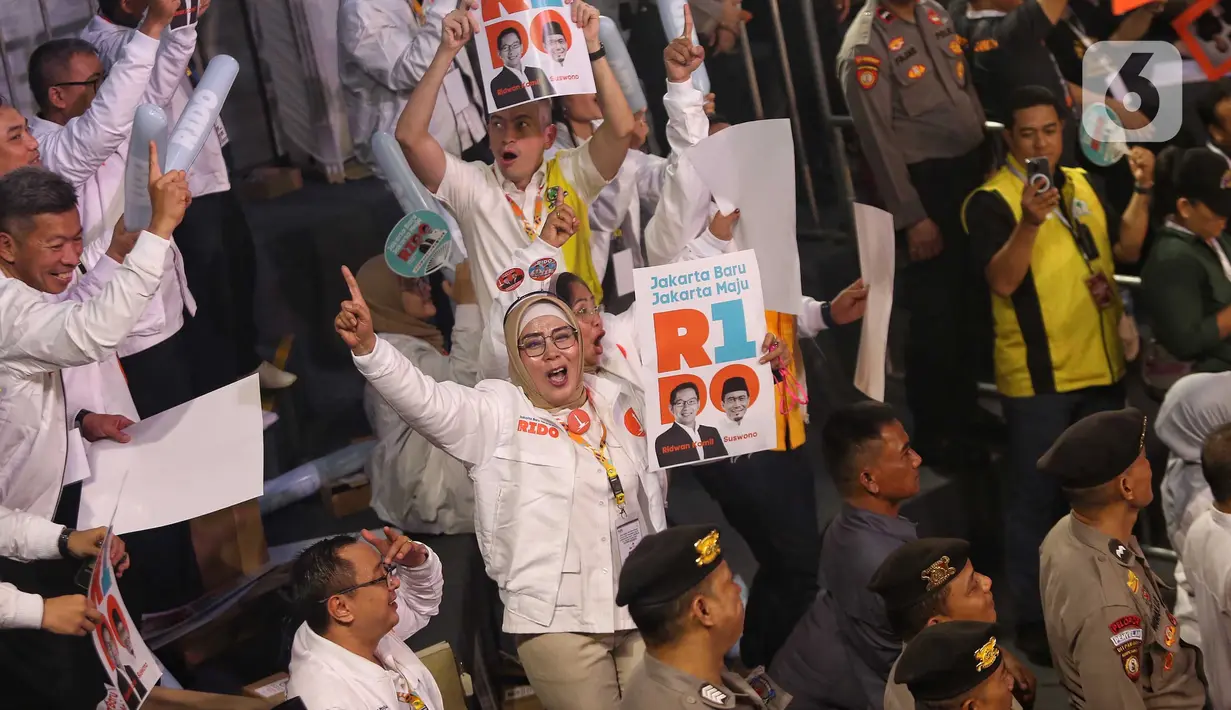 Para pendukung dari pasangan calon gubernur dan wakil gubernur DKI Jakarta saat menghadiri dan menyaksikan pengundian nomor urut pasangan di kantor Komisi Pemilihan Umum (KPU) Provinsi DKI Jakarta, Senin (23/9/2024). (Liputan6.com/Angga Yuniar)