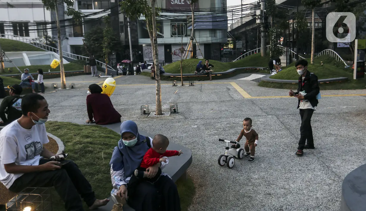 Anak-anak bermain di Taman Sambas Asri, Jakarta, Sabtu (18/6/2022). Menteri Pariwisata dan Ekonomi Kreatif Sandiaga Salahuddin Uno mendeklarasikan Taman Rekreasi Aman, Nyaman, dan Menyenangkan untuk memastikan keamanan dan keselamatan warga maupun wisatawan. (Liputan6.com/Johan Tallo)
