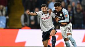 Pemain Bologna Remo Freuler (kiri) saat bersua Aston Villa di Liga Europa. (JUSTIN TALLIS / AFP)